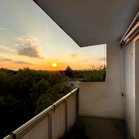 Moderne 3-zimmer-ferienwohnung Bei Frankfurt - Frisch Renoviert, Zentral Gelegen Und Perfekt Fuer Familien Und Business-trips דירה *