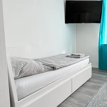 Moderne 3-zimmer-ferienwohnung Bei Frankfurt - Frisch Renoviert, Zentral Gelegen Und Perfekt Fuer Familien Und Business-trips דירה *